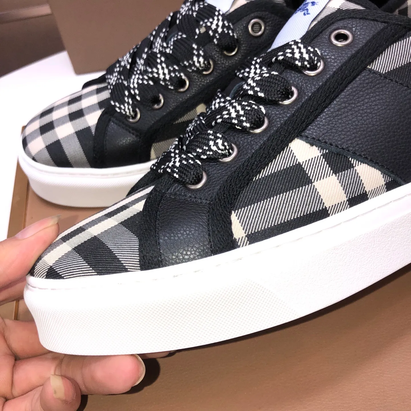 Men's shoes💰460💰【Burberry】Classic low-top sneakers｜Imported cowhide with classic plaid fabric｜Sheepskin lining｜Original outsole｜Fine workmanship and comfortable to wear Size: 38-44 (customized at 45)